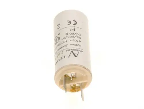 Kondensator in zylindrischer Form mit zwei Anschlüssen. Auf der Oberfläche sind technische Angaben zu Spannung und Kapazität sichtbar. Marke: Bosch.